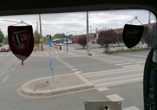 Vzali jsme to kolem nádraží, vezli jsme Panoramixe na nádraží.