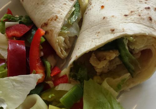 Tortilla fajitas s kuřecím masem a zeleninou